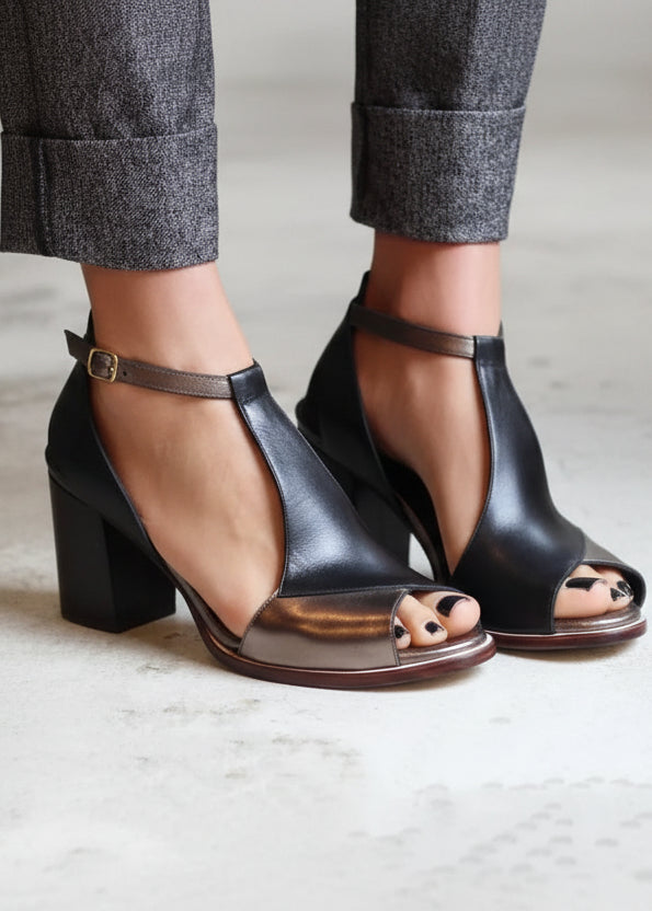 Sandalias de tacón con diseño en T
