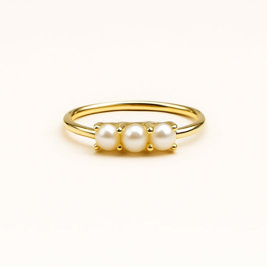 Anillo fino dorado con tres perlas