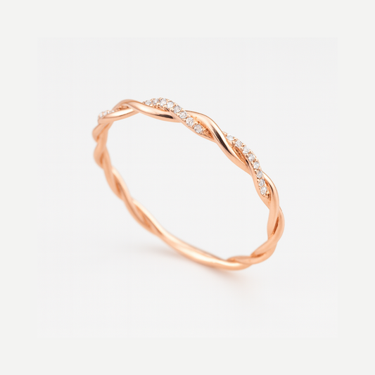 Anillo fino trenzado en tono rosado con circonitas
