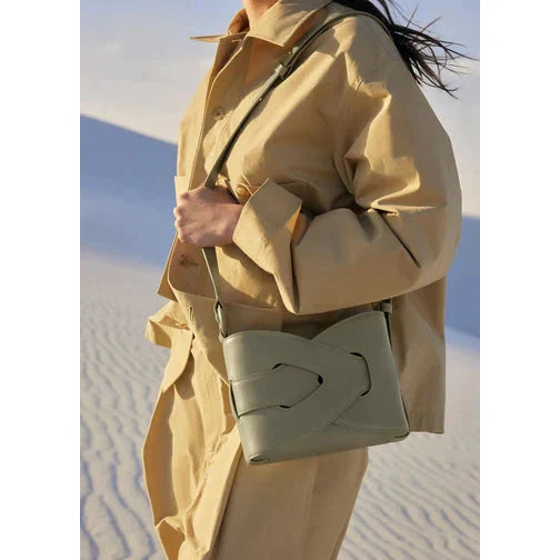 Bolso de hombro compacto con solapa