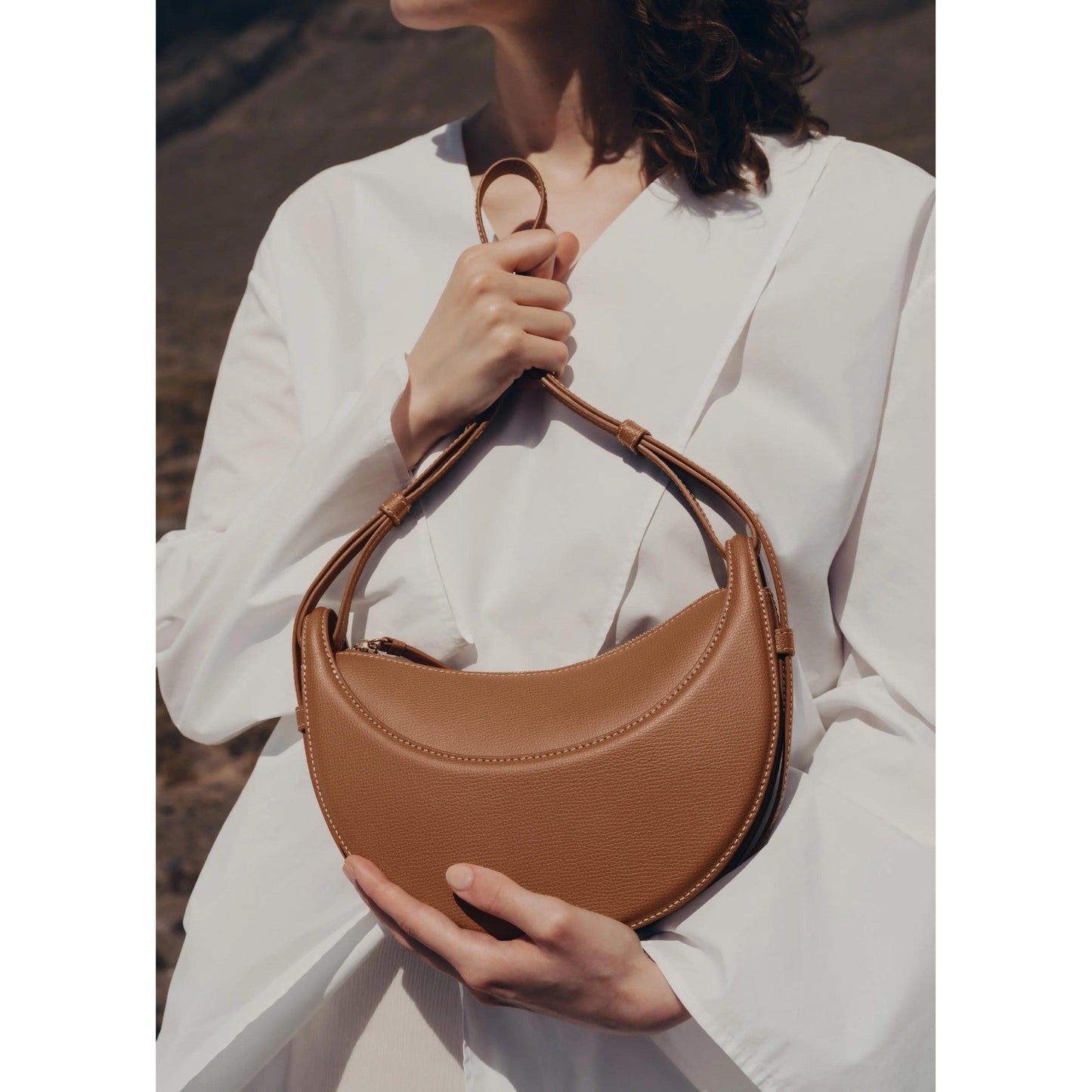 Bolso de hombro semicircular