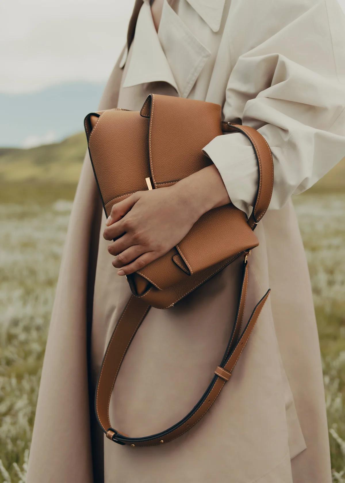 Bolso estructurado con solapa