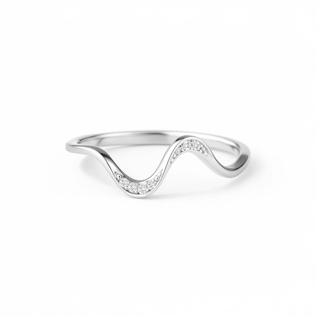Anillo fino con diseño ondulado y circonitas