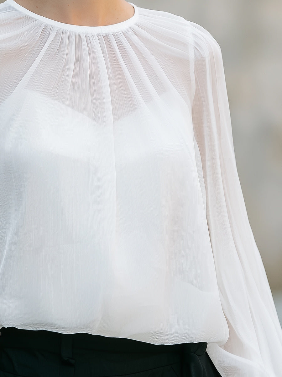 Blusa blanca semitransparente con cuello fruncido