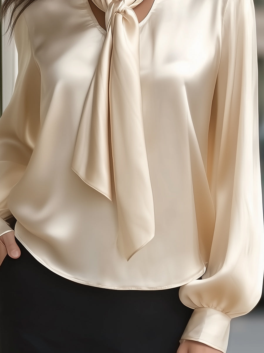 Blusa satinada champagne con lazada al cuello