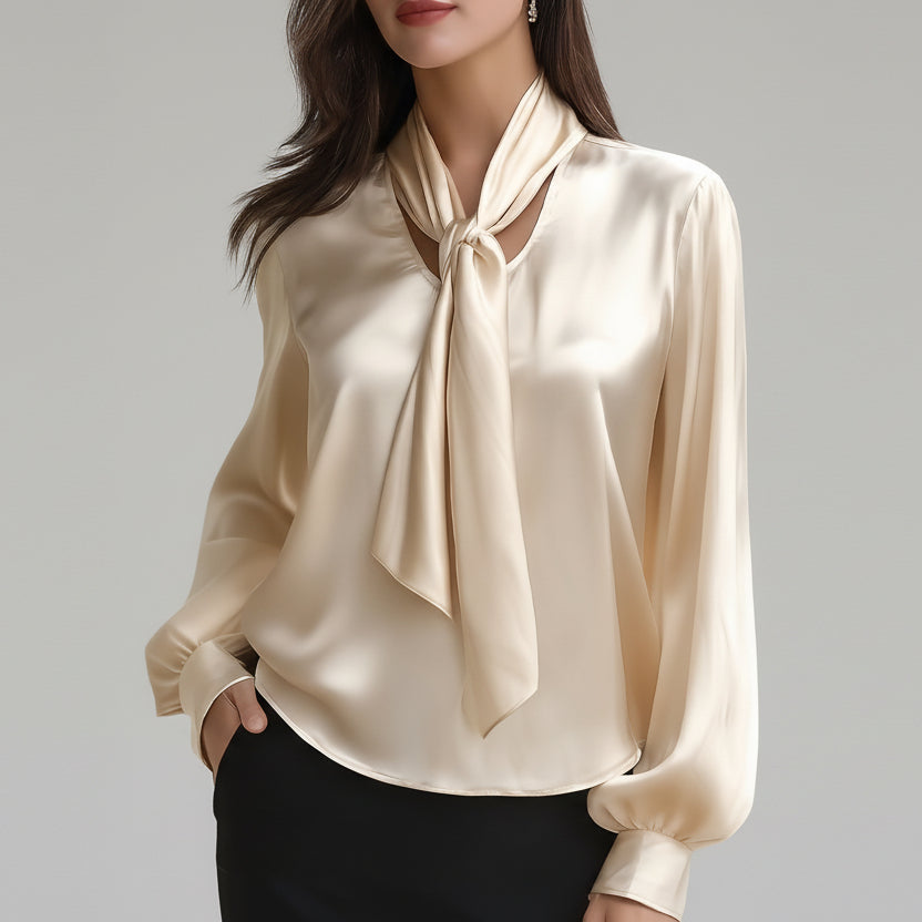 Blusa satinada champagne con lazada al cuello