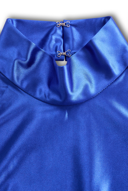 Vestido corto satinado con cuello halter