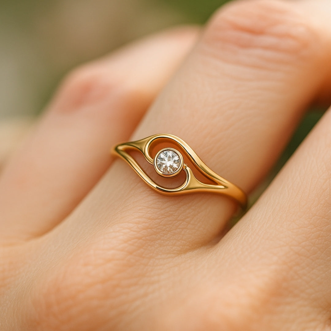 Anillo dorado diseño ojo con circonita central