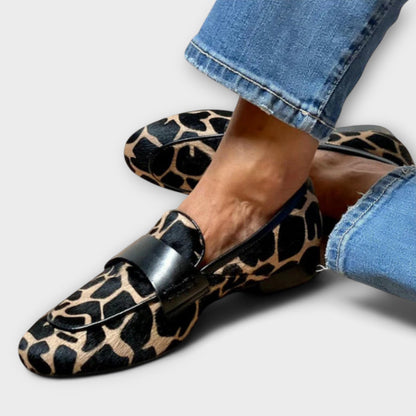 Leonor | Mocasines leopardo con detalle metálico