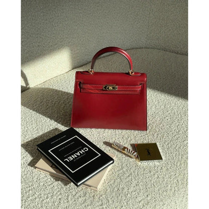 Bolso estructurado de mano con solapa