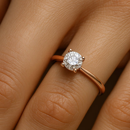 Anillo solitario en tono rosado con circonita central