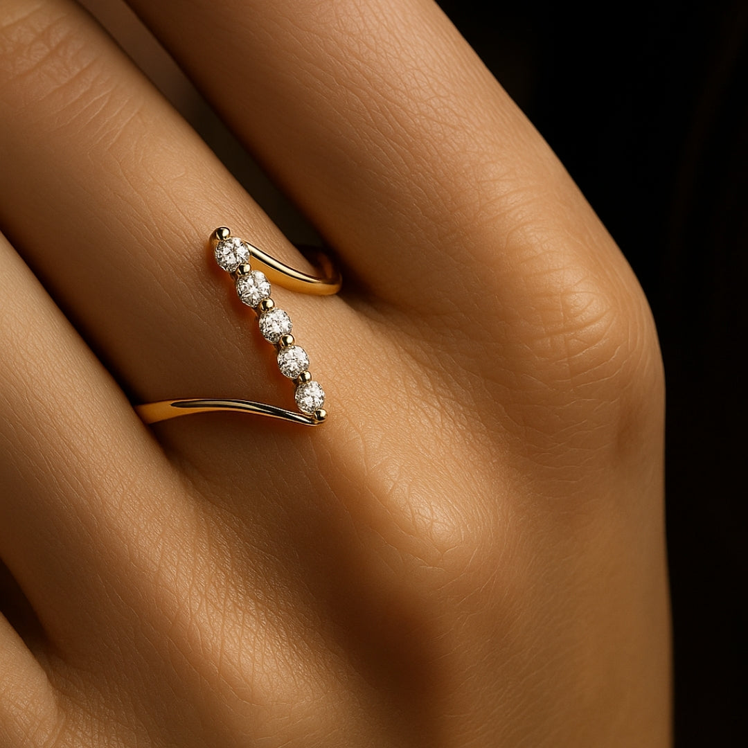 Anillo dorado abierto con detalle diagonal de circonitas