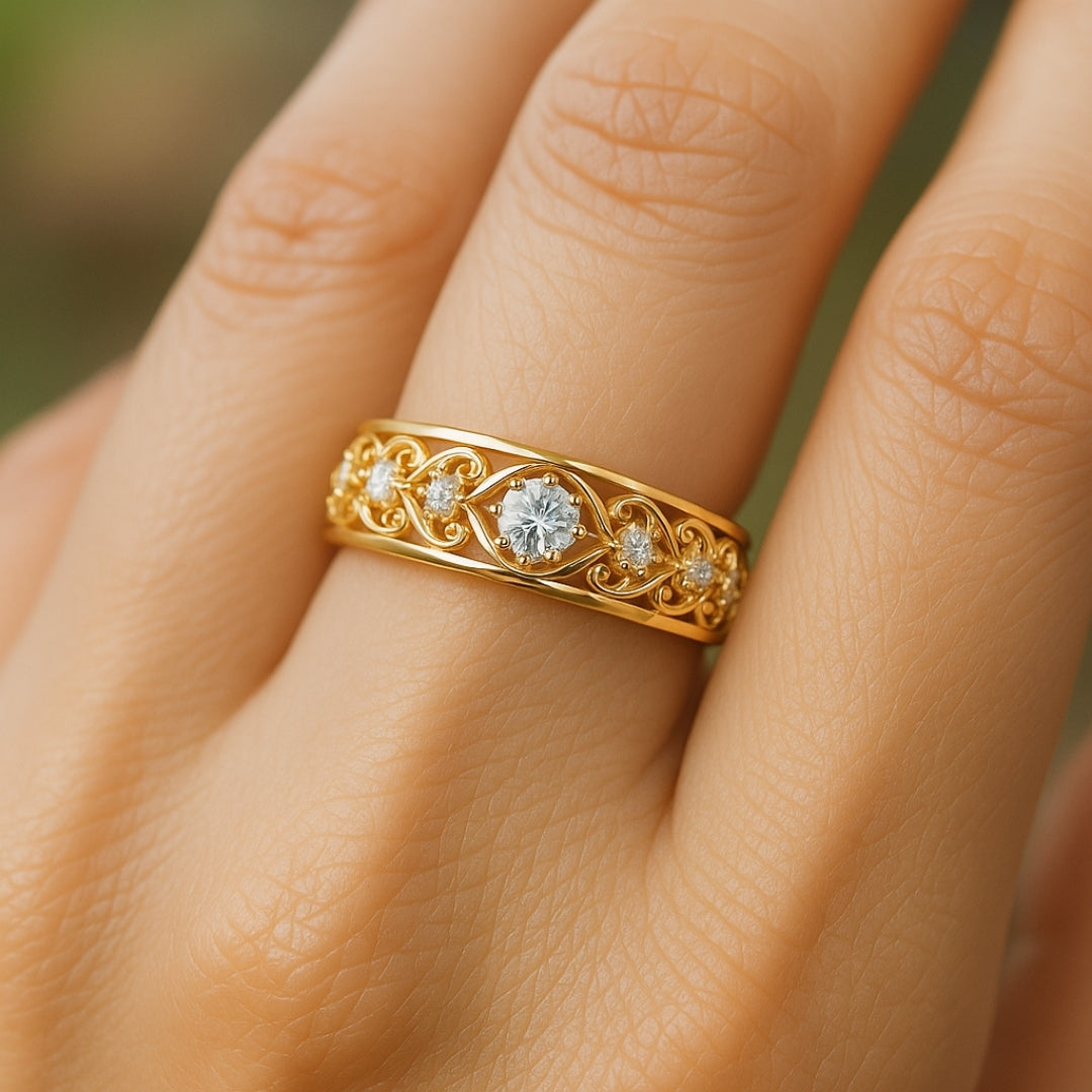 Anillo dorado calado con circonita central