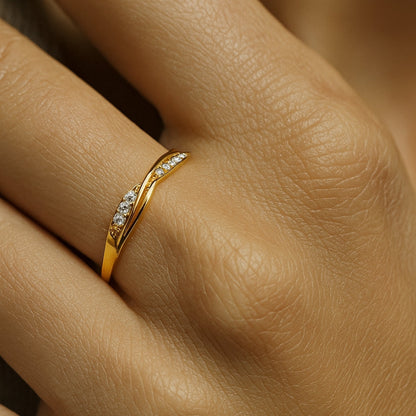 Anillo fino dorado con detalle de circonitas