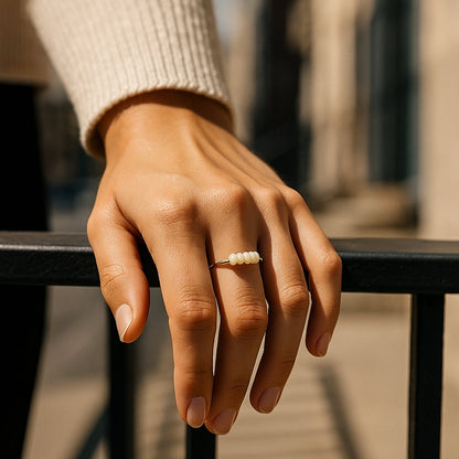 Anillo fino dorado con perlas alineadas