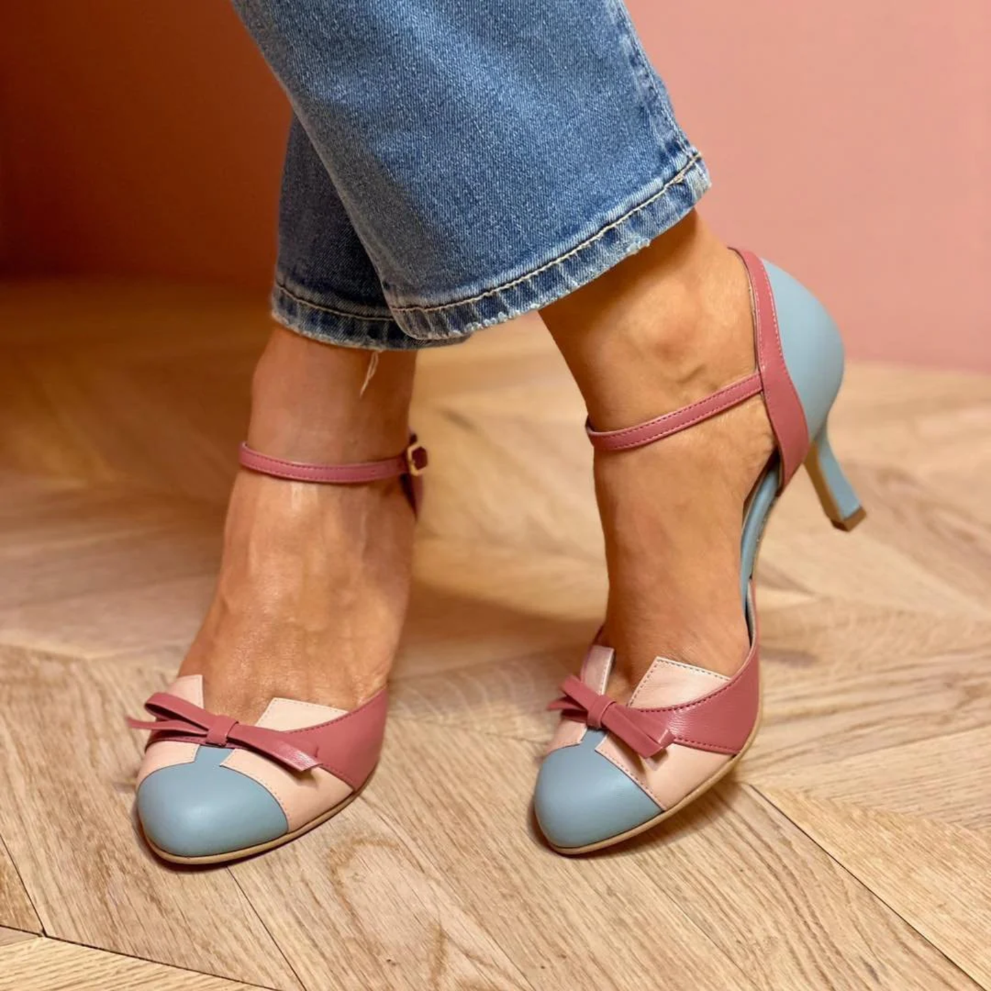 Zapatos de tacón medio con lazo y diseño bicolor