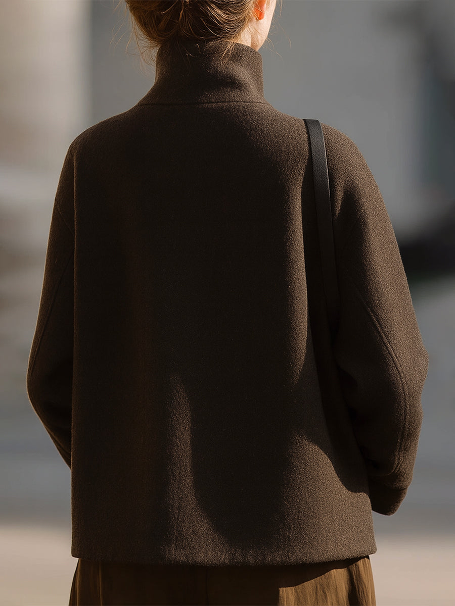 Chaqueta minimalista de lana marrón con cuello alto