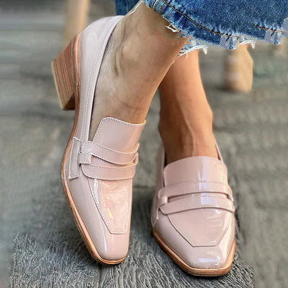 Mocasines de tacón con acabado elegante