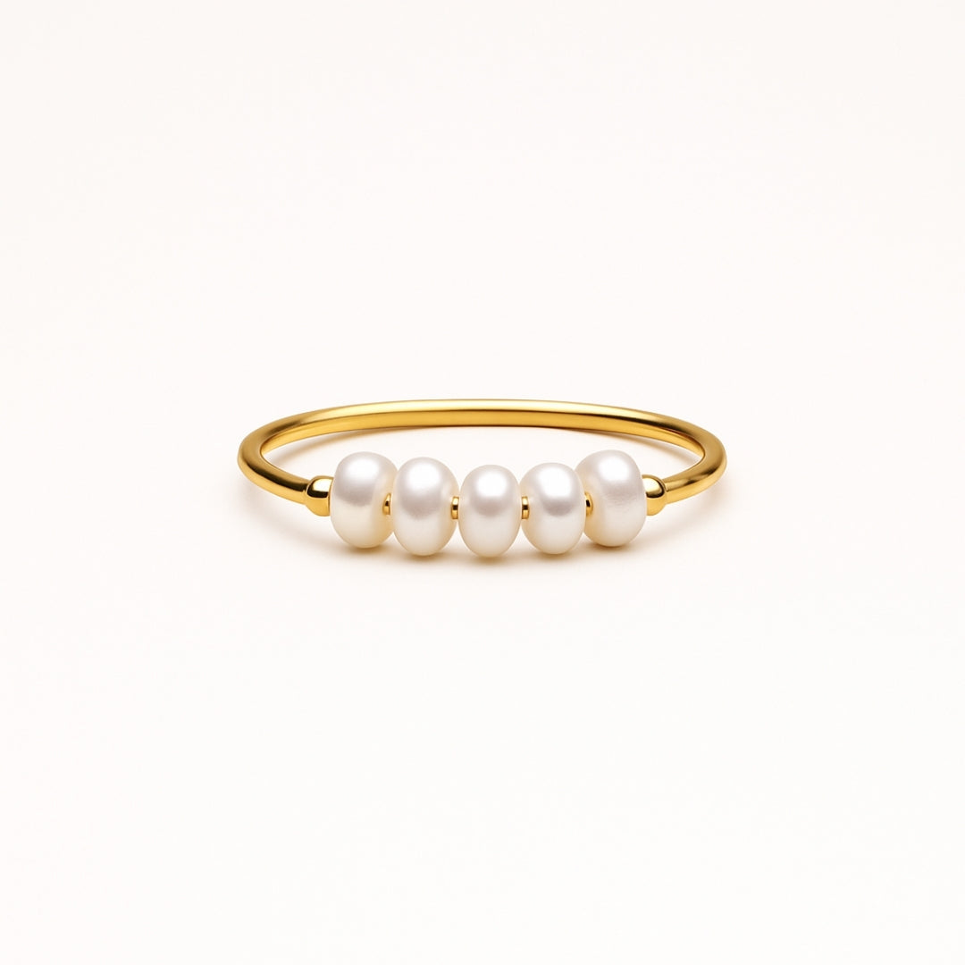 Anillo fino dorado con perlas alineadas