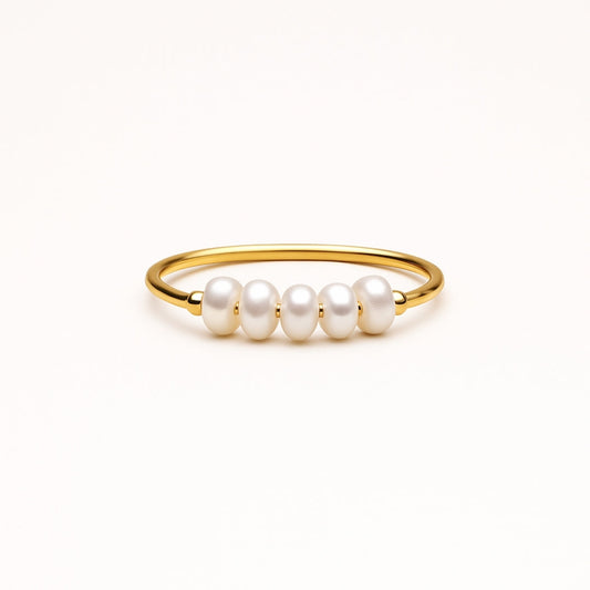 Anillo fino dorado con perlas alineadas