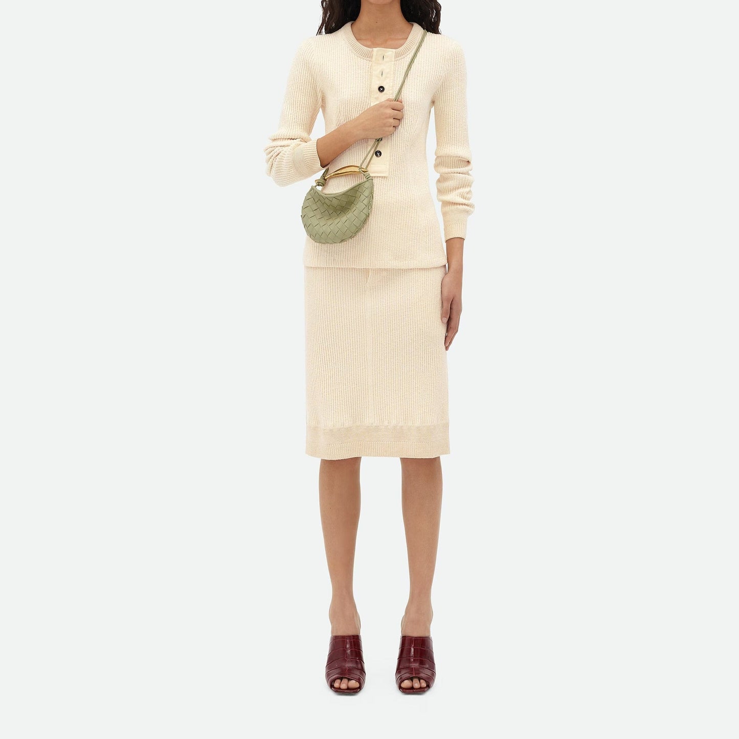 Bolso compacto trenzado con asa rígida