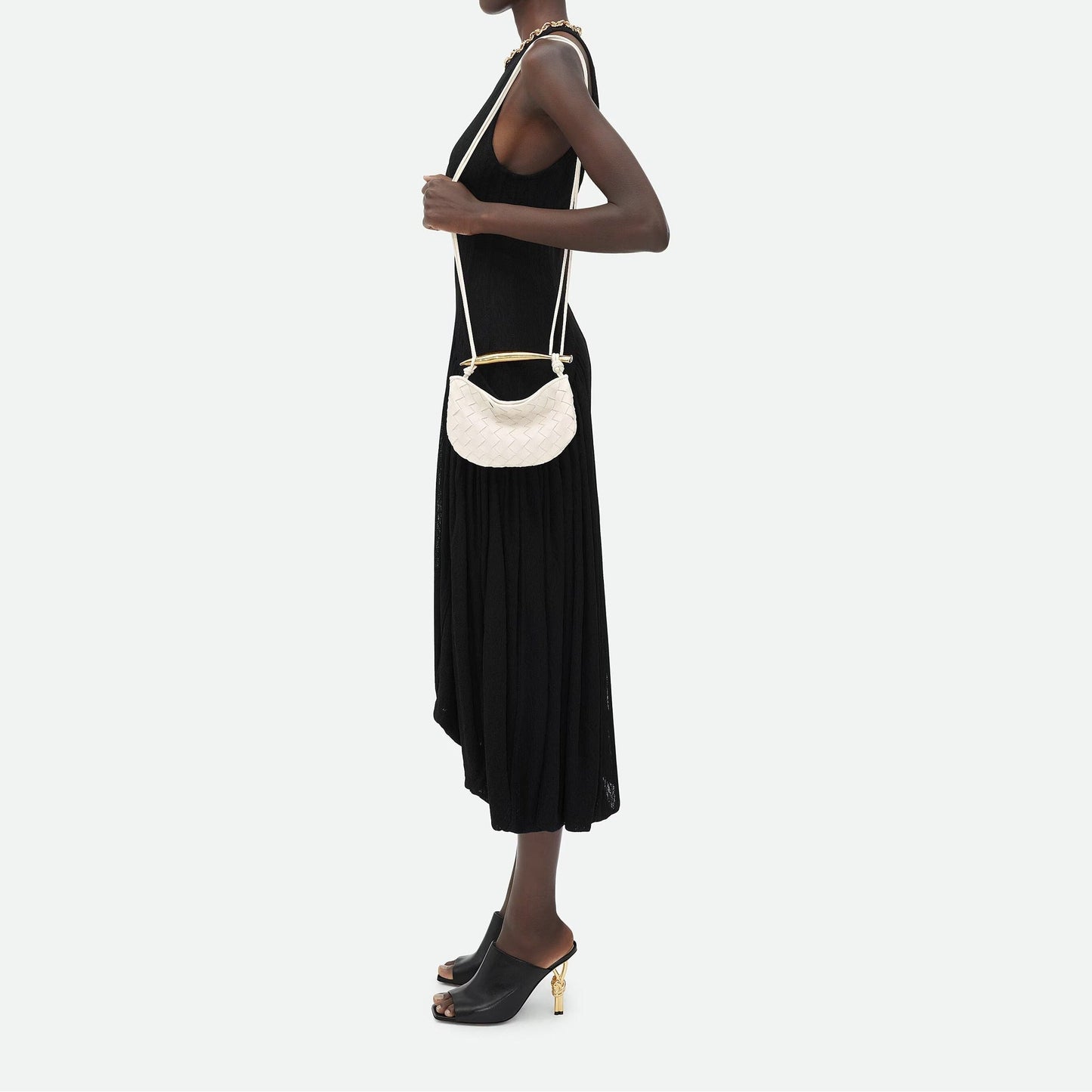 Bolso compacto trenzado con asa rígida