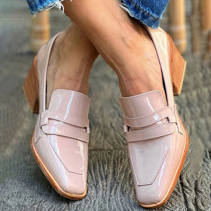 Mocasines de tacón con acabado elegante