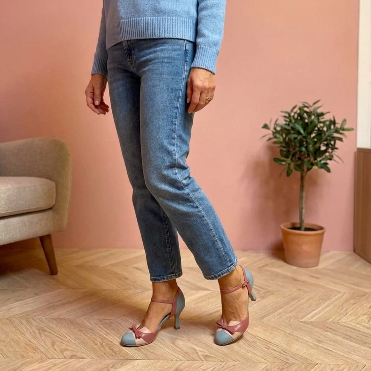 Zapatos de tacón medio con lazo y diseño bicolor