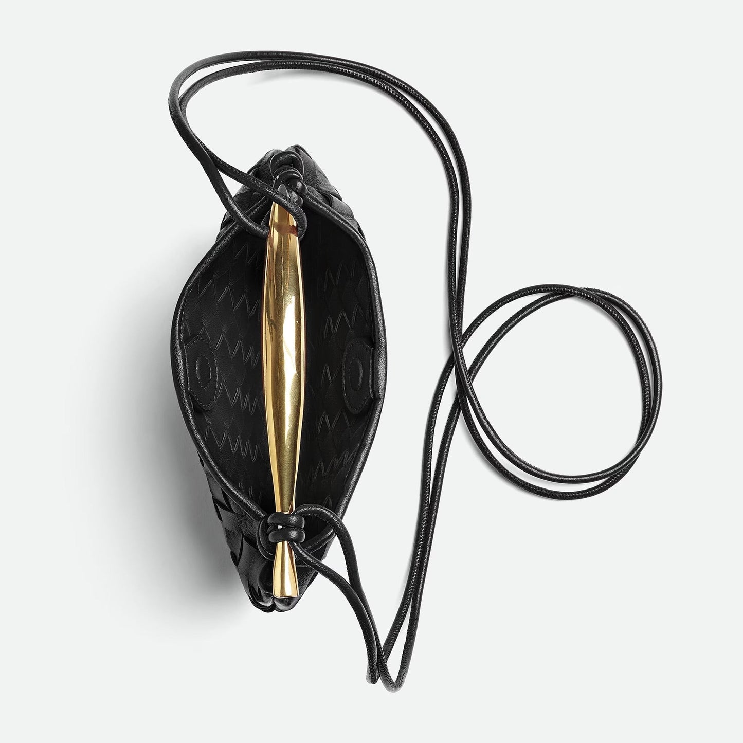 Bolso compacto trenzado con asa rígida