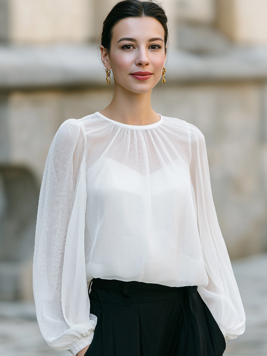 Blusa blanca semitransparente con cuello fruncido