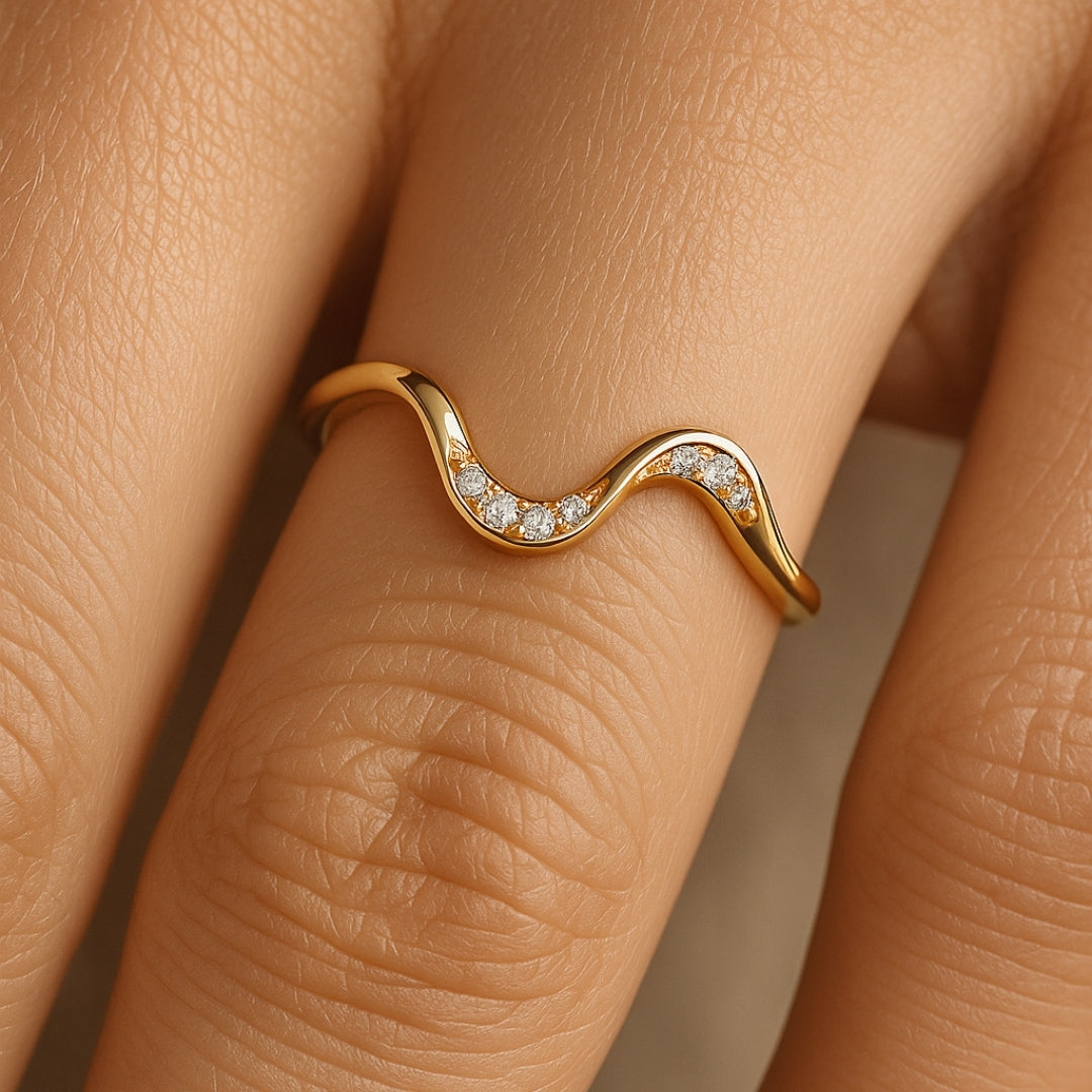 Anillo fino con diseño ondulado y circonitas