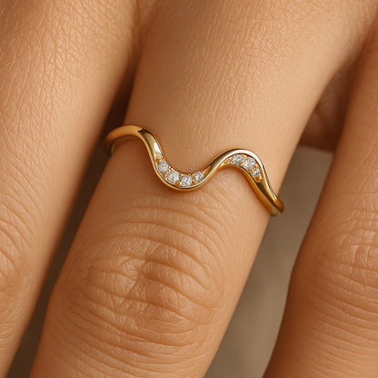 Anillo fino con diseño ondulado y circonitas