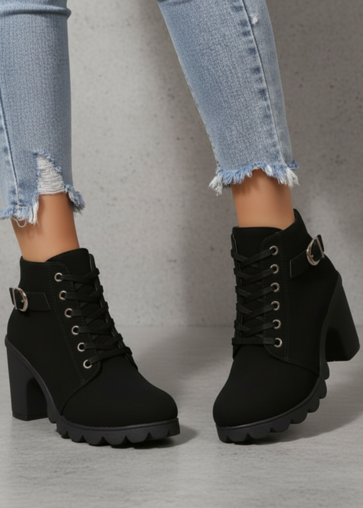 Botines de tacón con cordones y hebilla