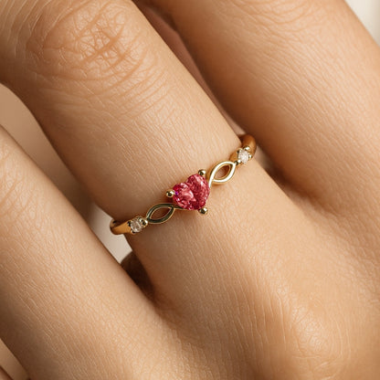 Anillo fino dorado con corazón de circonita