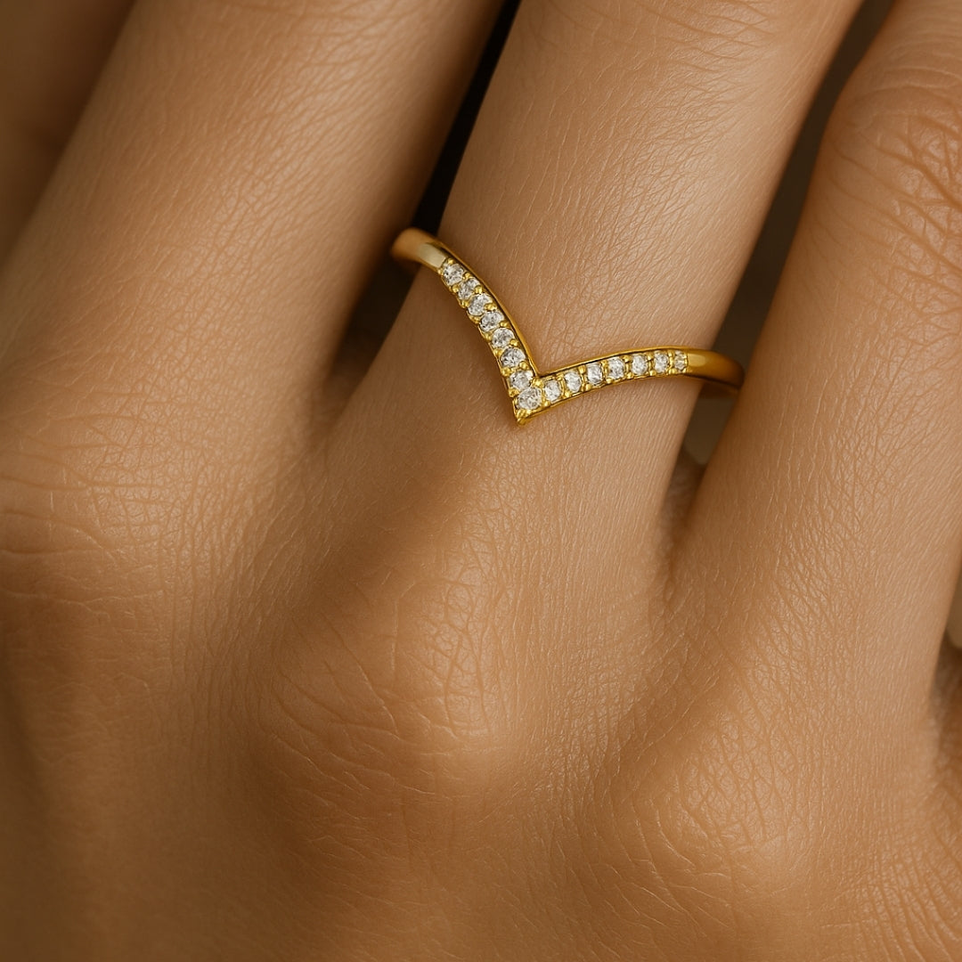 Anillo abierto en forma de V con circonitas