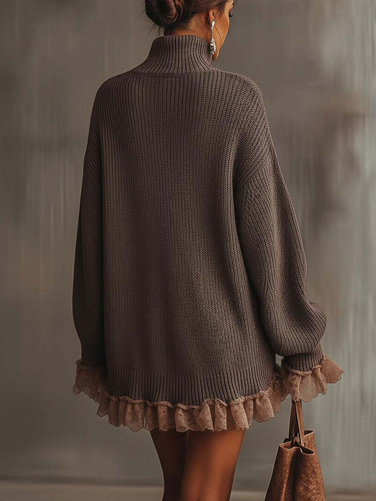 Vestido corto de punto con volante en el bajo