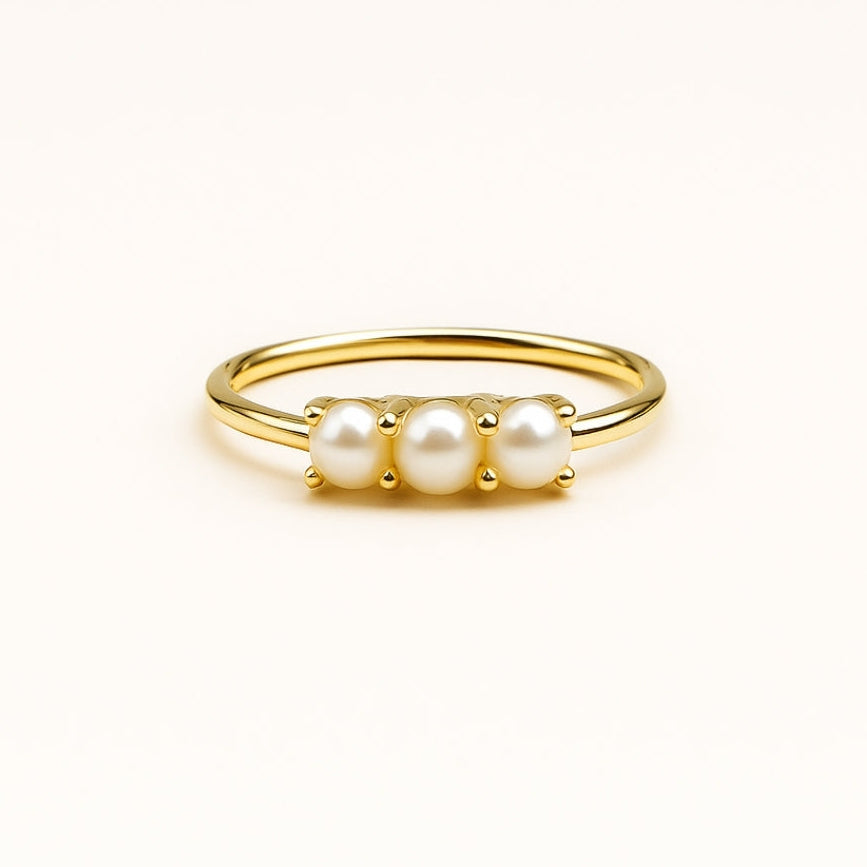 Anillo fino dorado con tres perlas