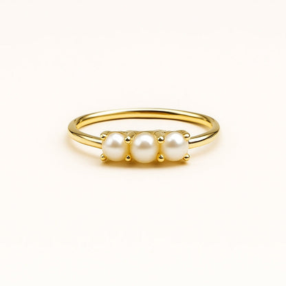 Anillo fino dorado con tres perlas