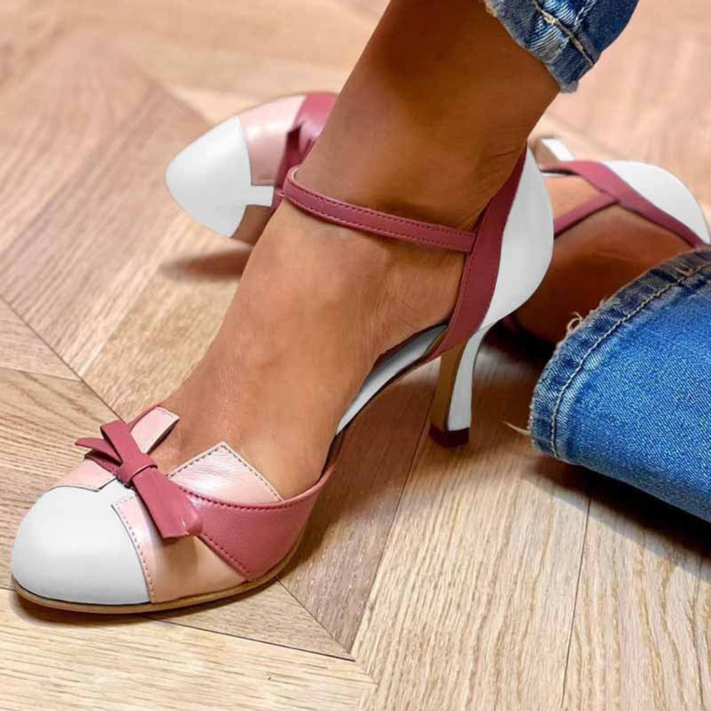 Zapatos de tacón medio con lazo y diseño bicolor