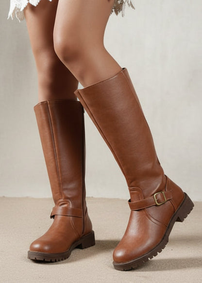 Botas altas con hebilla decorativa