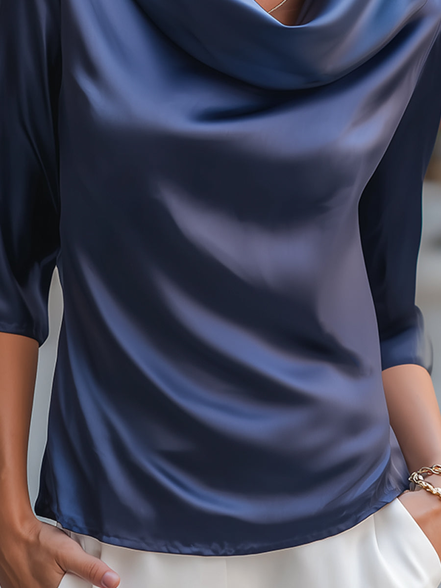 Blusa satinada azul marino con escote drapeado