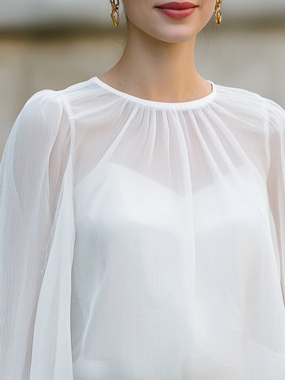 Blusa blanca semitransparente con cuello fruncido