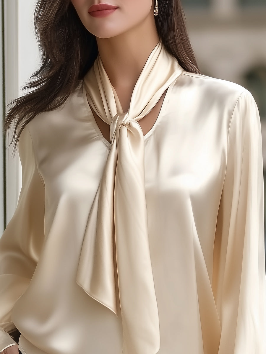 Blusa satinada champagne con lazada al cuello