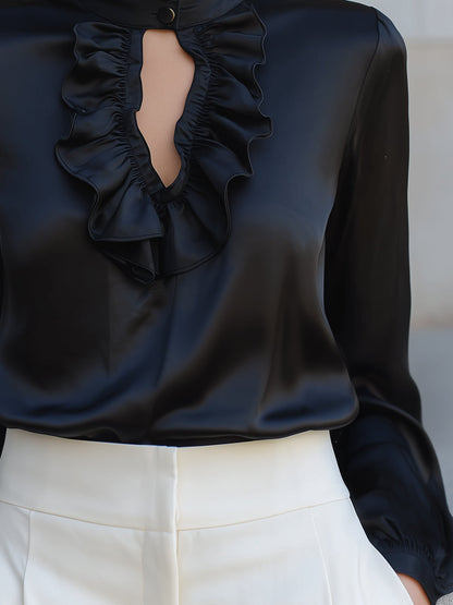 Blusa satinada negra con apertura y volantes