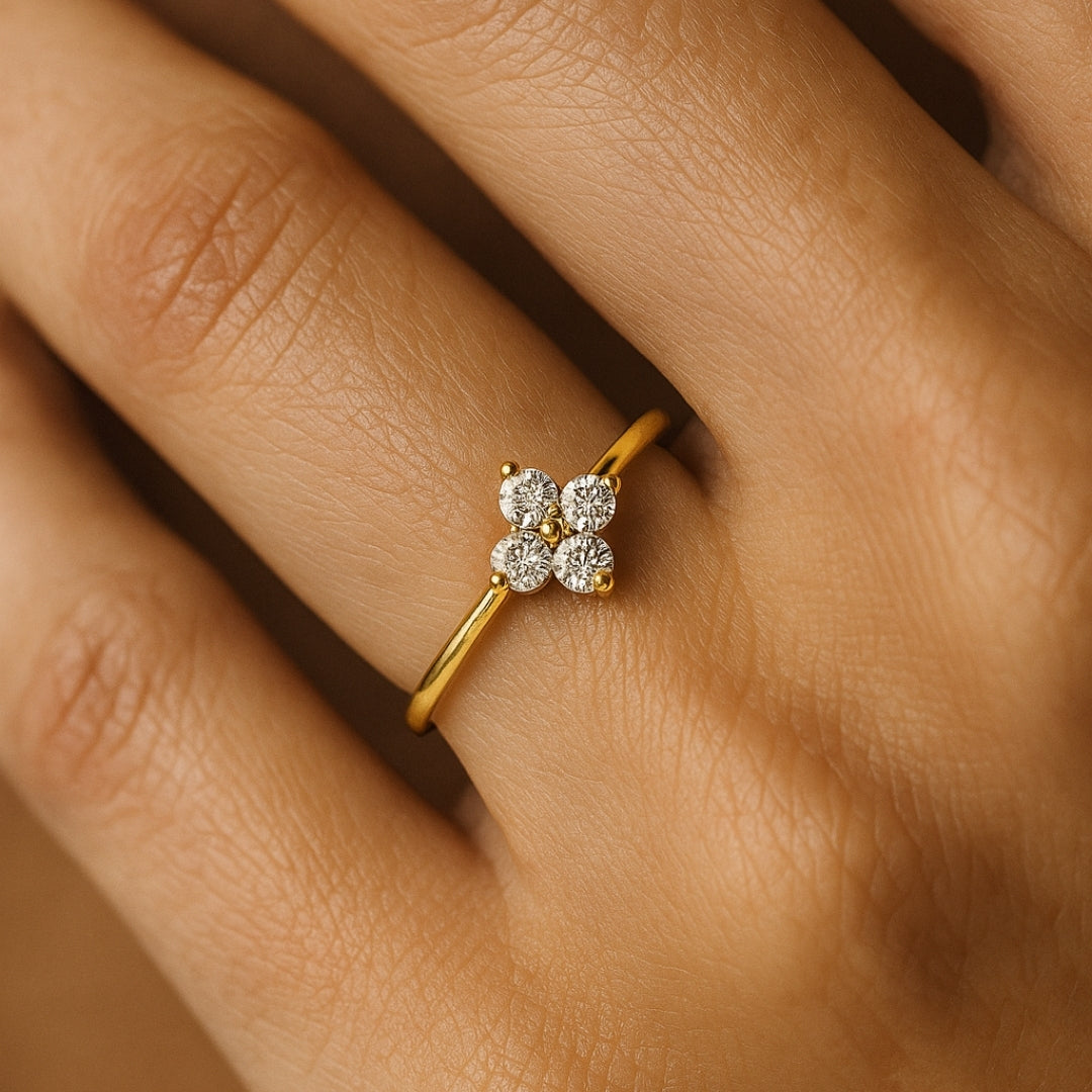 Anillo dorado con flor de circonitas