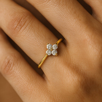 Anillo dorado con flor de circonitas