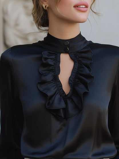 Blusa satinada negra con apertura y volantes
