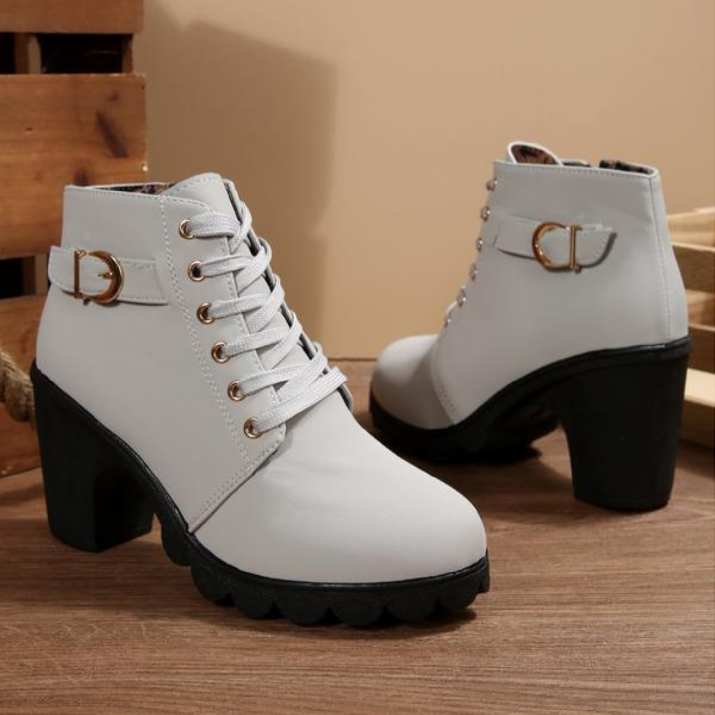 Botines de tacón con cordones y hebilla