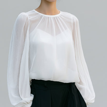 Blusa blanca semitransparente con cuello fruncido