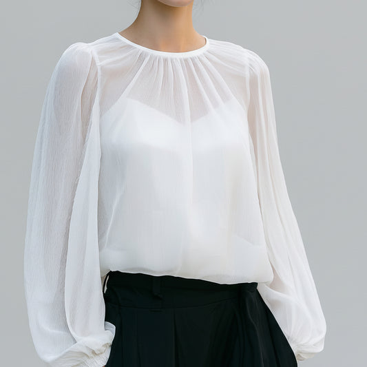 Blusa blanca semitransparente con cuello fruncido